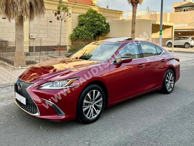 2019 لكزس إي إس 250