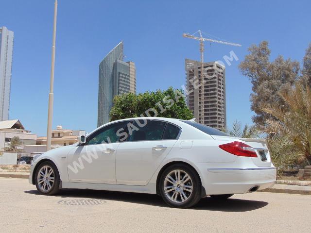 2013 هيونداي جينيسس