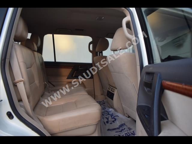 2012 تويوتا لاند كروزر جي اكس ار