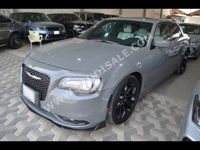 2019 كرايسلر 300 اس