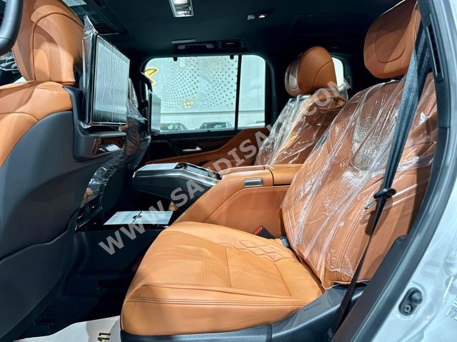 2023 لكزس إل إكس 600 في أي بي