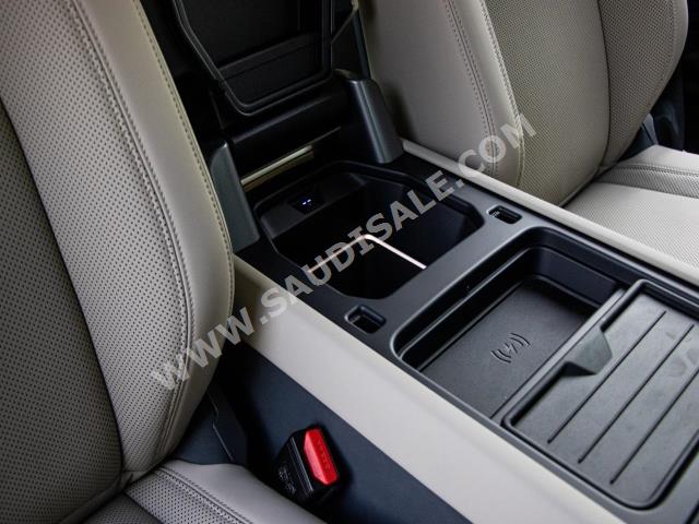 2024 لاند روفر ديفيندر