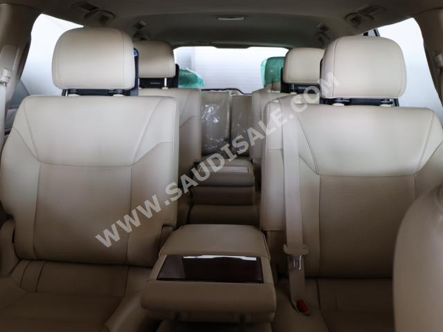 2014 لكزس إل إكس 570