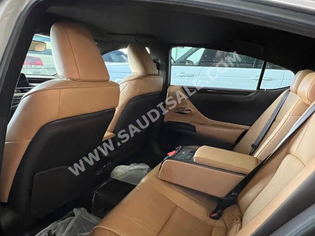 2019 لكزس إي إس 350