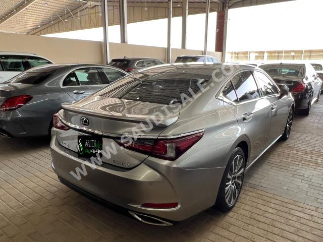 2019 لكزس إي إس 350