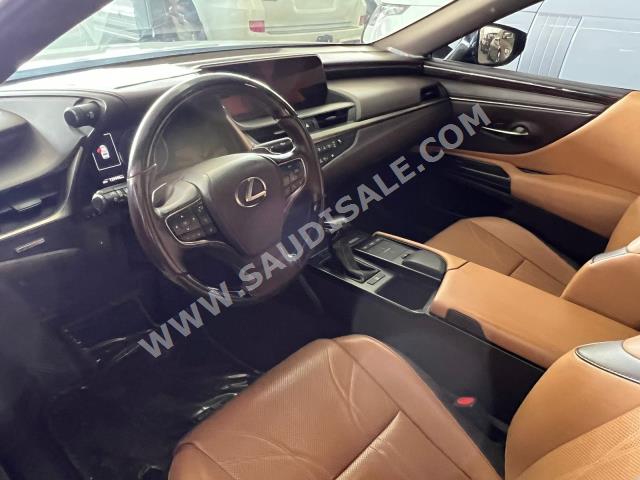 2019 لكزس إي إس 350
