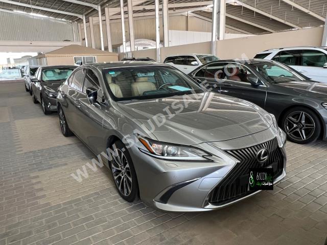 2019 لكزس إي إس 350