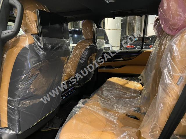 2023 لكزس إل إكس 600