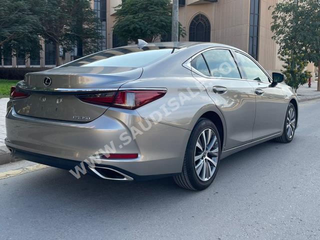 2020 لكزس إي إس 350