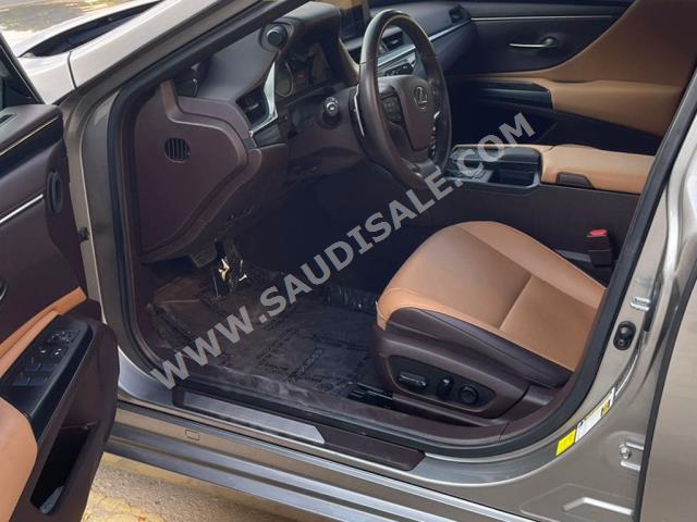 2020 لكزس إي إس 350