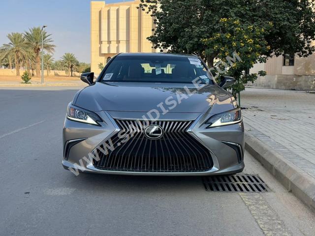 2020 لكزس إي إس 350