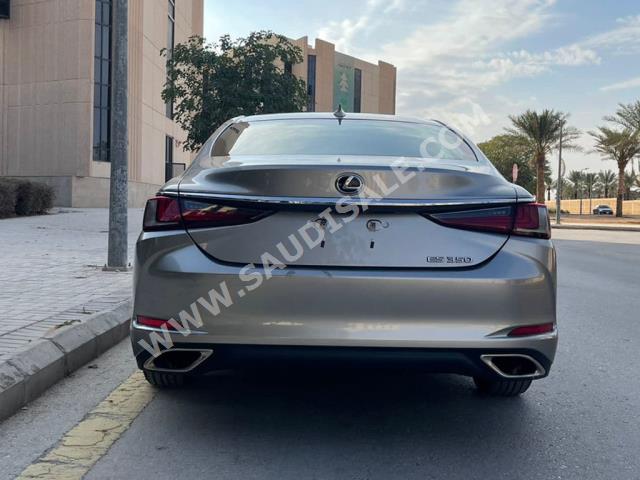 2020 لكزس إي إس 350