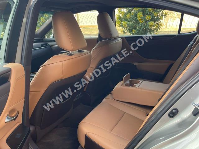 2020 لكزس إي إس 350