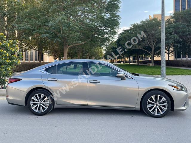 2020 لكزس إي إس 350