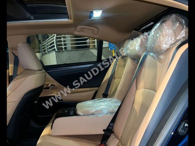 2022 لكزس إي إس 350