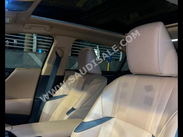 2022 لكزس إي إس 350