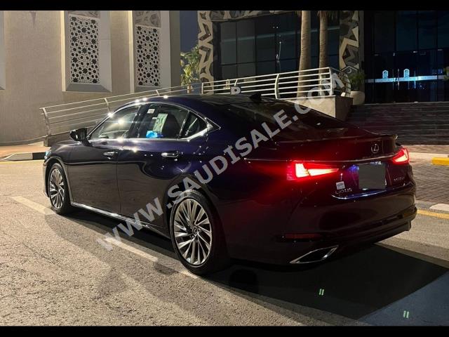 2022 لكزس إي إس 350