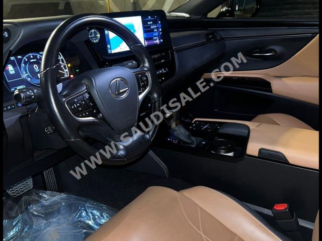 2022 لكزس إي إس 350