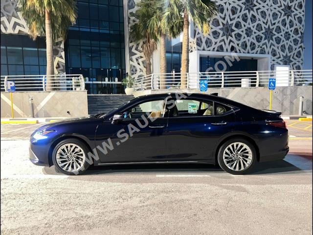 2022 لكزس إي إس 350