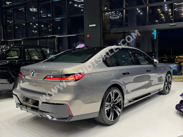 2024 بي ام دبليو الفئة السابعة 735أي