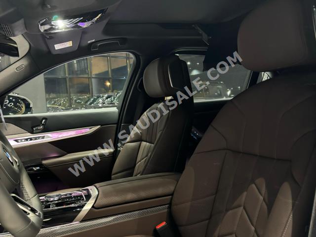 2024 بي ام دبليو الفئة السابعة 735أي