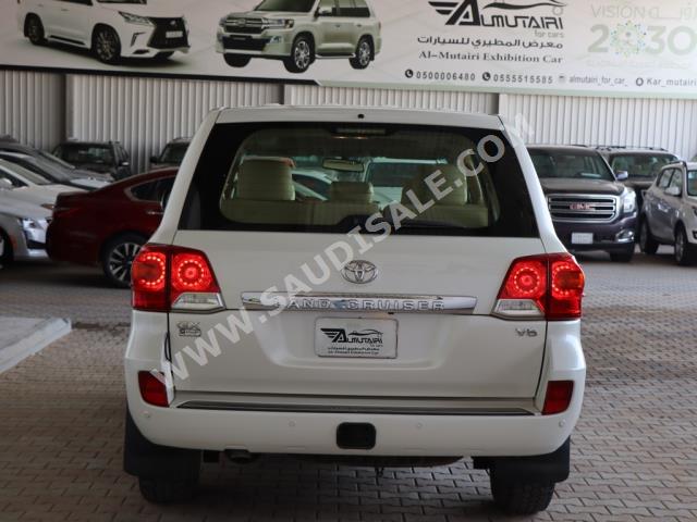 2015 تويوتا لاند كروزر جي اكس