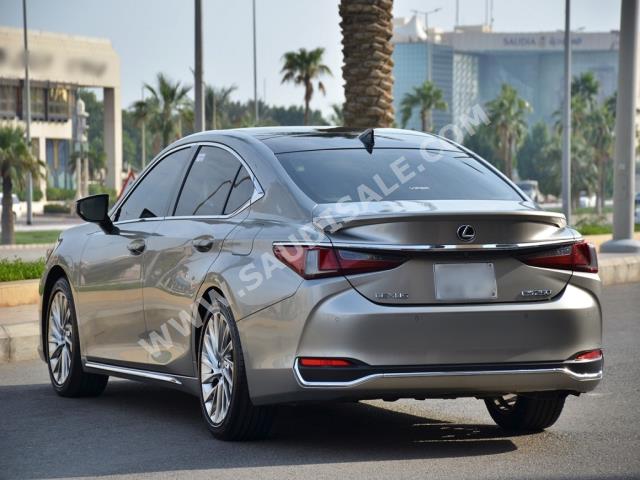 2019 Lexus ES 250