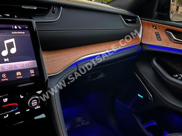 2021 جييب جراند شيروكي ساميت