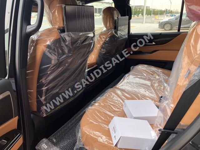 2023 لكزس إل إكس 600