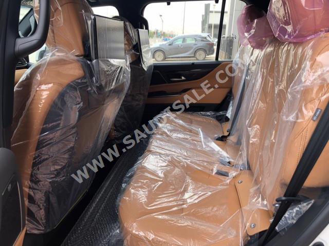 2023 لكزس إل إكس 600