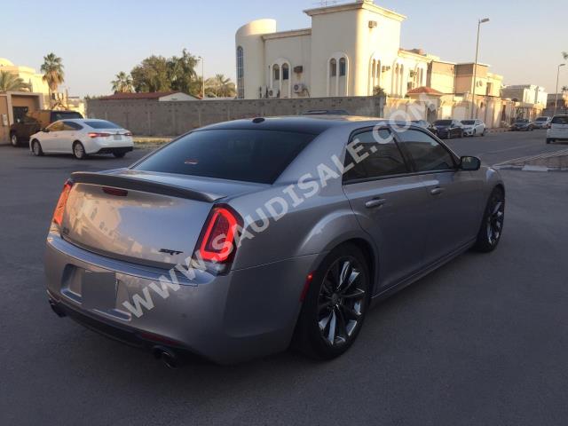 2016 كرايسلر 300 اس ار تي