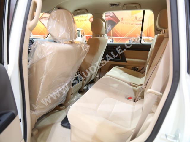 2015 تويوتا لاند كروزر جي اكس