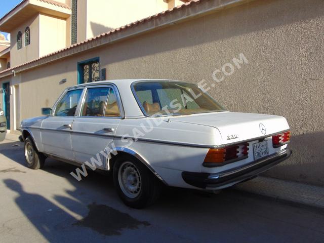 1977 مرسيدس - بنز سي 230