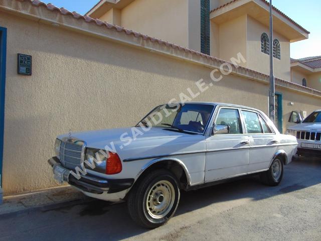 1977 مرسيدس - بنز سي 230