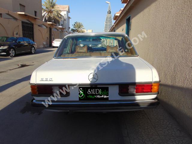 1977 مرسيدس - بنز سي 230