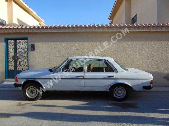 1977 مرسيدس - بنز سي 230