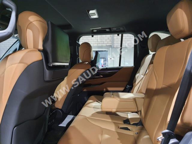 2023 لكزس إل إكس 600