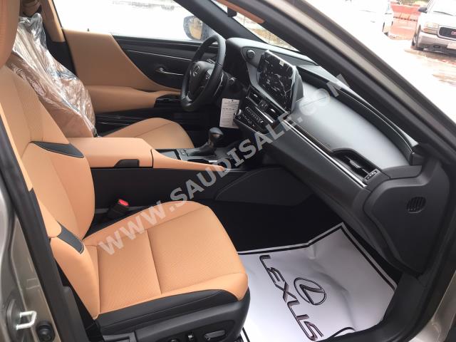 2023 لكزس إي إس 300