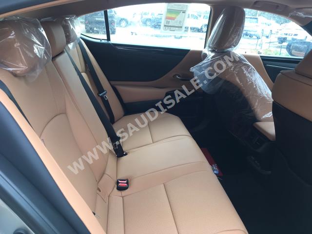 2023 لكزس إي إس 300