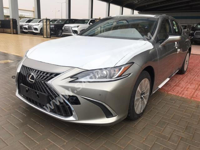 2023 لكزس إي إس 300