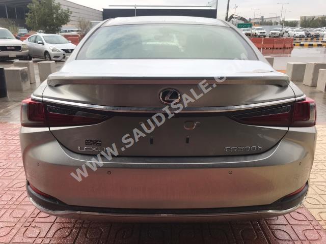 2023 لكزس إي إس 300