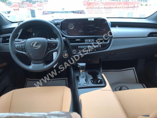 2023 لكزس إي إس 300