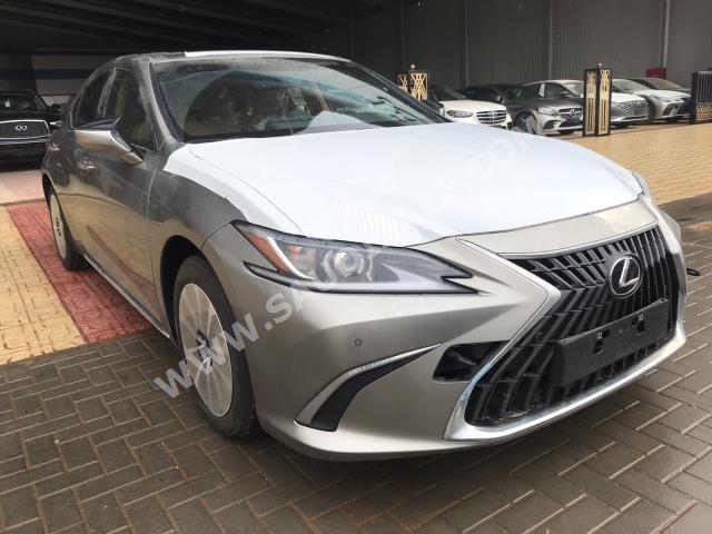 2023 لكزس إي إس 300