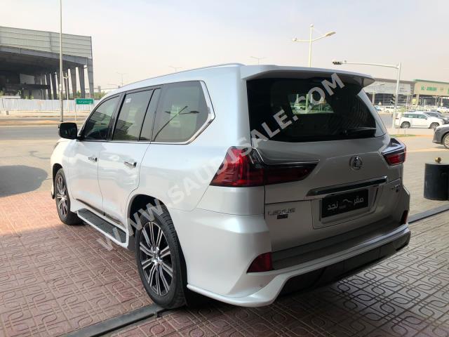 2021 لكزس إل إكس 570