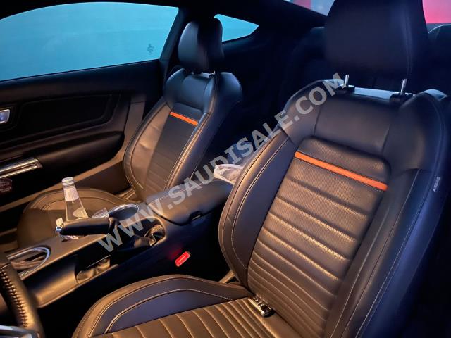 2022 فورد موستانغ ماك 1