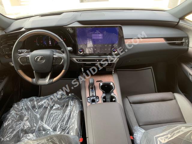 2023 لكزس أر إكس 350
