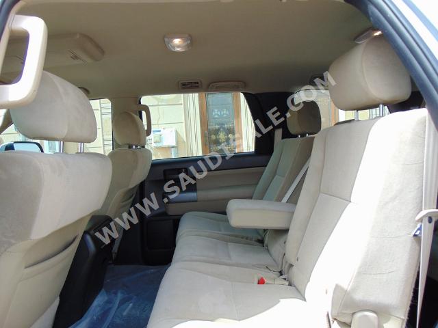 2013 تويوتا سكويا اس ار 5