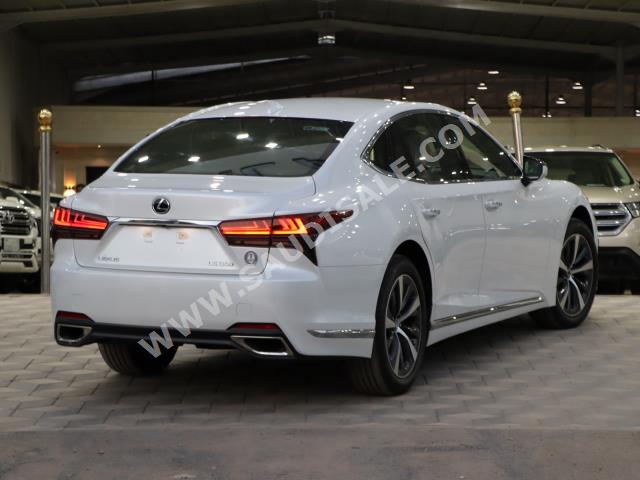 2022 لكزس إل إس 350