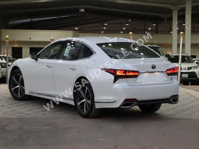 2022 لكزس إل إس 350