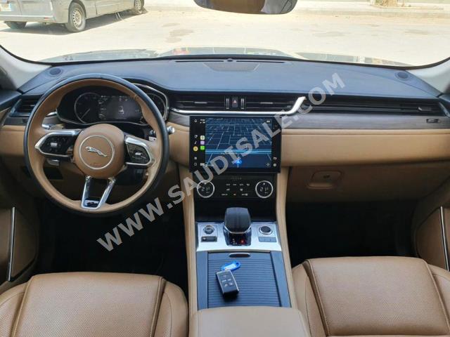 2021 جاكوار اف-بيس